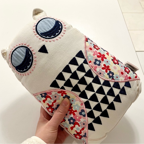 Owl shaped pillow (11”x8”x4” inch) - Picture 4 of 5